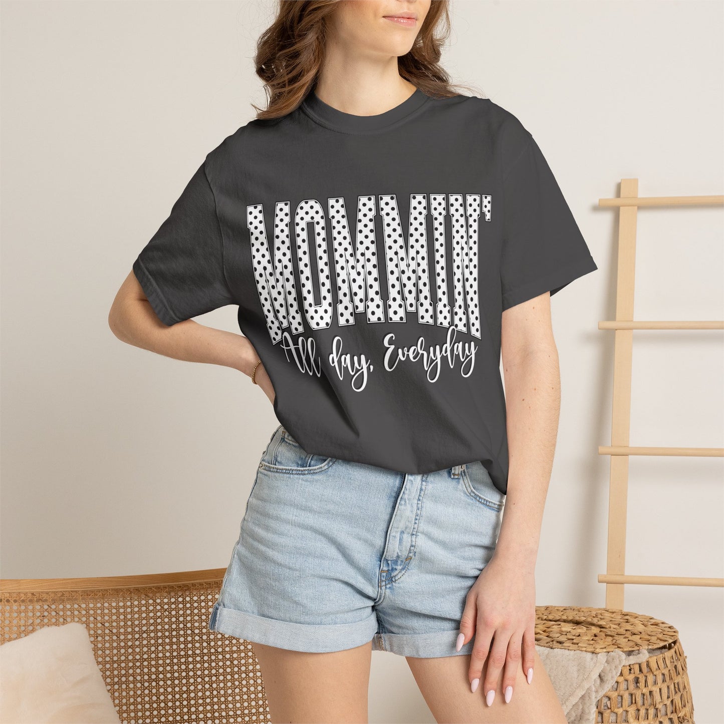 Mommin' Tee