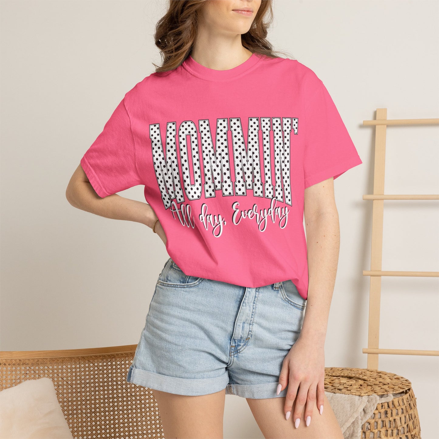Mommin' Tee