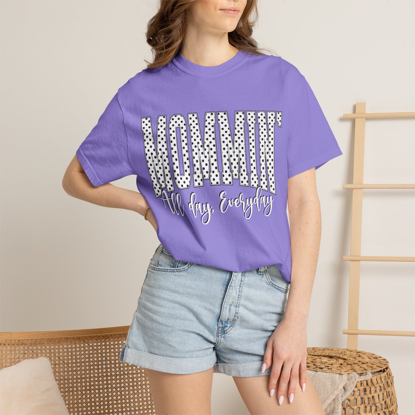 Mommin' Tee