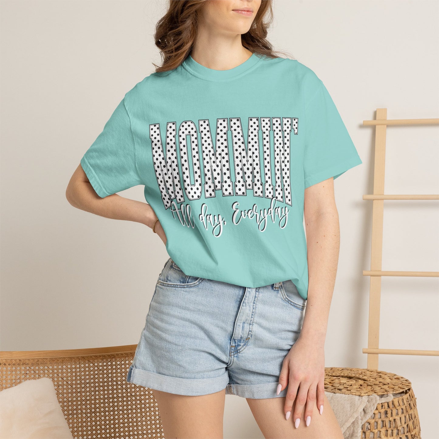 Mommin' Tee